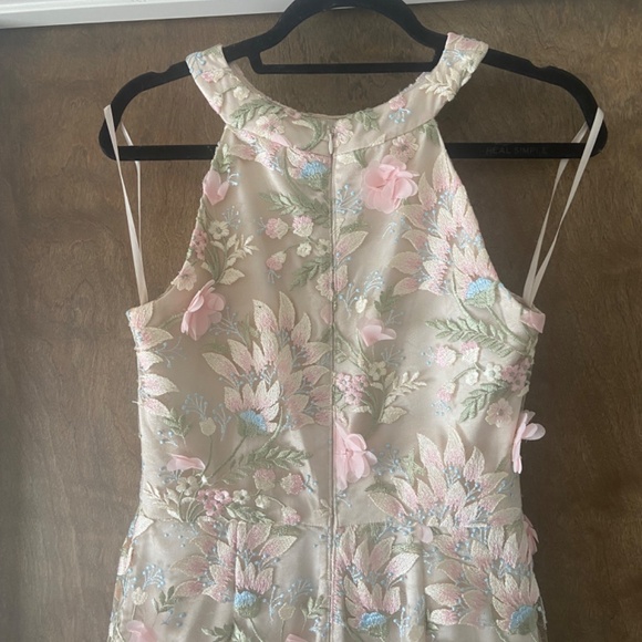 Eliza J Long Gown Embroidered with flower - Picture 4 of 9